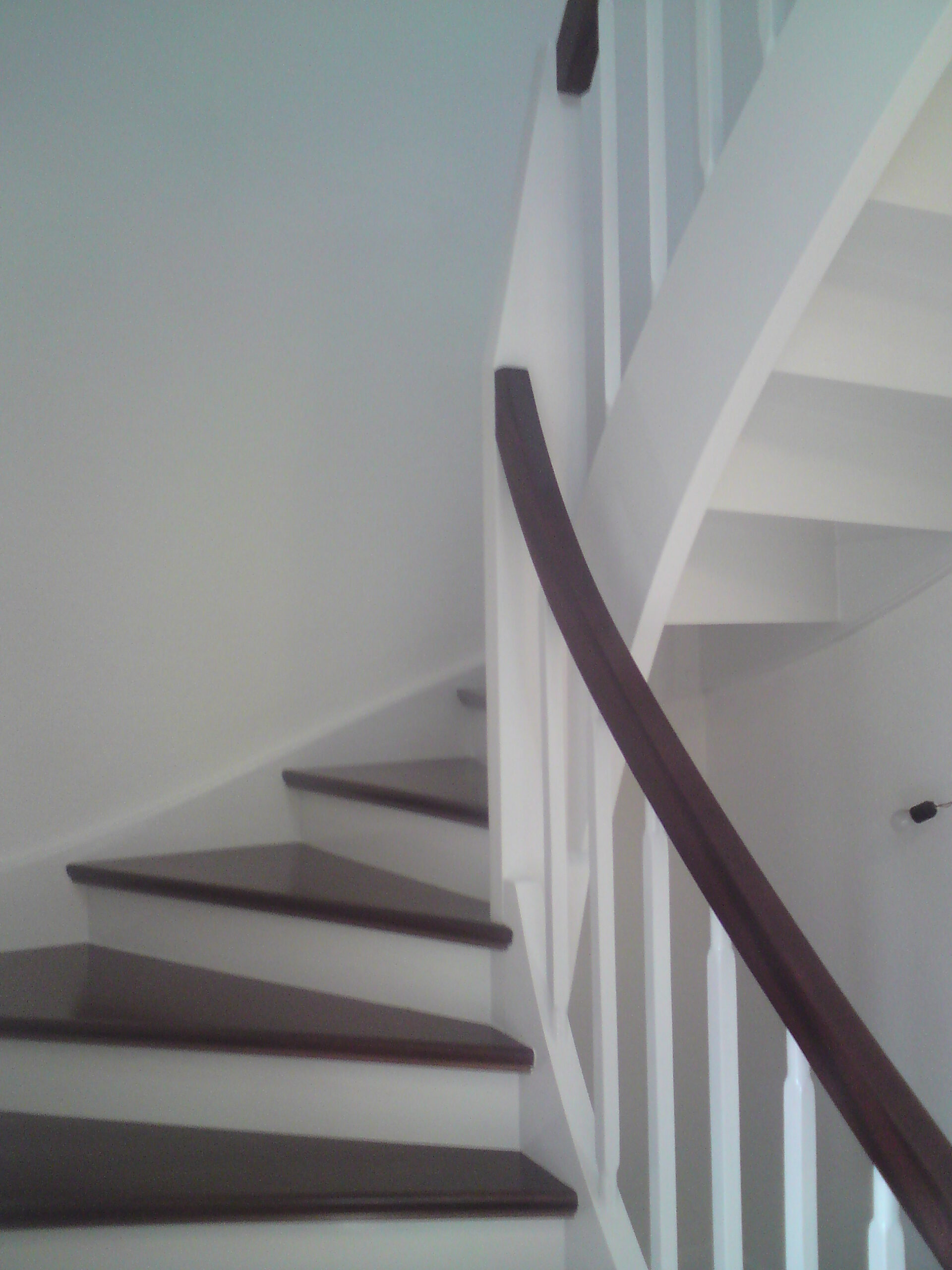Treppe Weiß lackiert Tritte und Handlauf lasiert und versiegelt